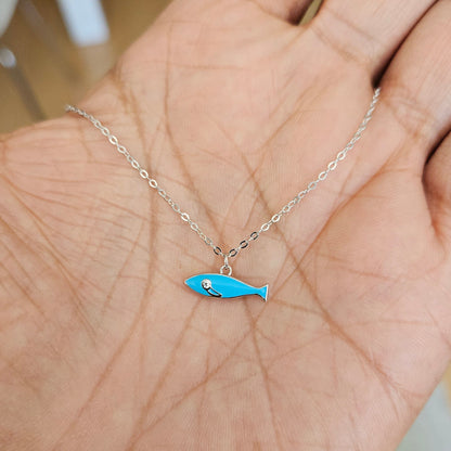 Collar de Mujer con Dije de Pez – Plata de Ley 925 con Acabado en Rodio – Esmalte Azul y Circonita – Diseño Minimalista